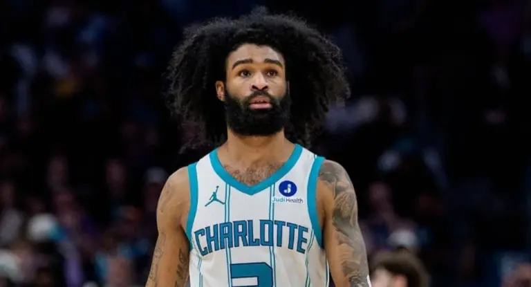 Coby White fecha novo contrato com Hornets