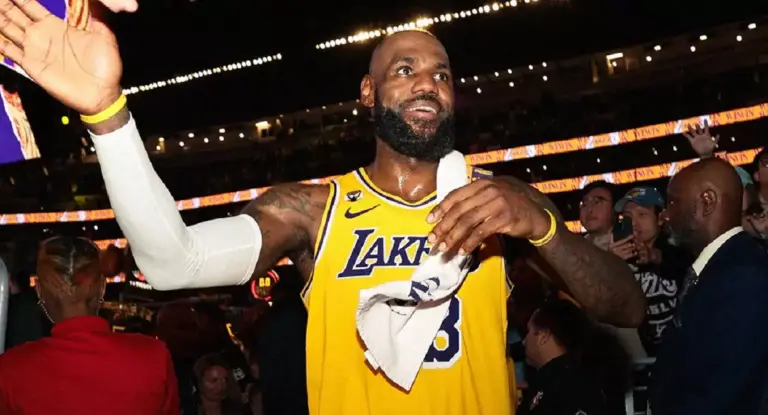 Fim de uma era na NBA: LeBron James diz adeus ao Lakers