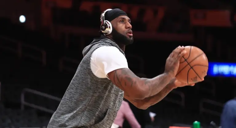 A IA simulou a temporada de LeBron James por times da NBA