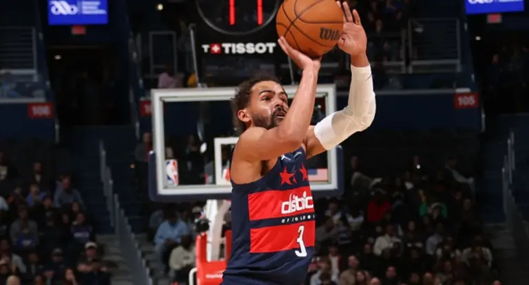 Trae Young rasga camisa de Jalen Brunson em evento