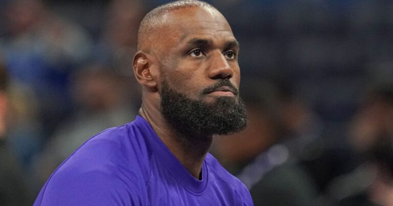 LeBron James escolhe número no Sixers e tenta fazer história