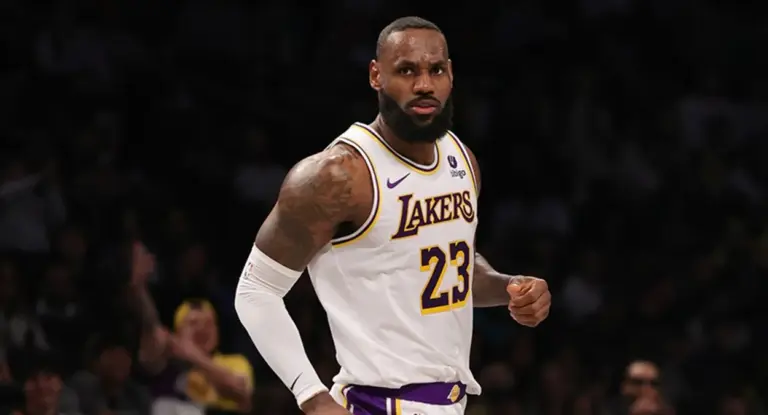 Shams: "76ers quer fechar contrato com LeBron James"