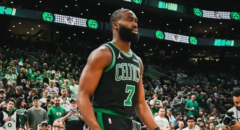 Inacreditável! Celtics troca Jaylen Brown para o 76ers