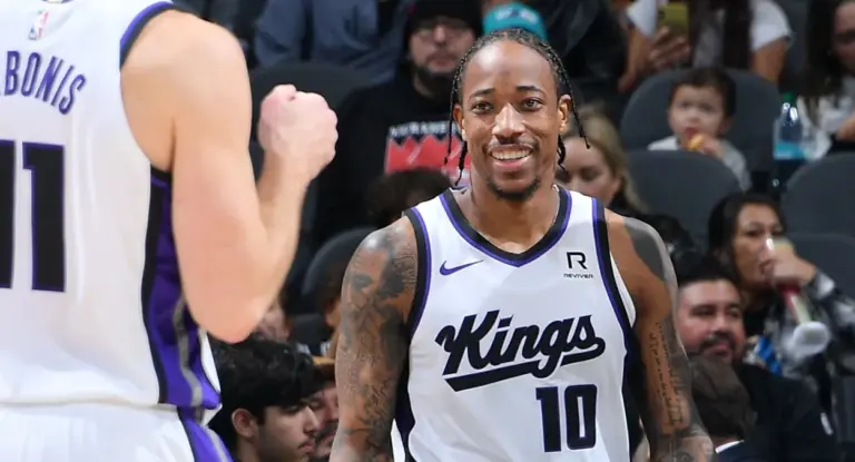 Sem troca, Kings dispensa DeMar DeRozan