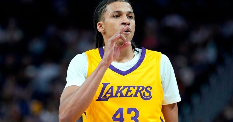 Lakers perde na estreia; Carr marca 19