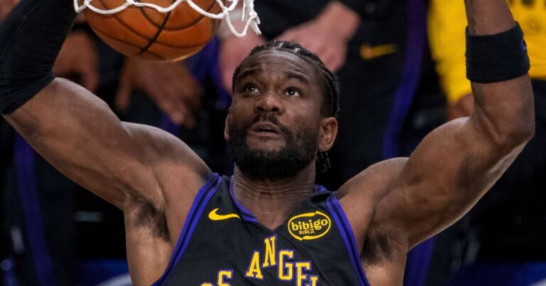 Lakers troca Deandre Ayton e ganha alívio na folha salarial