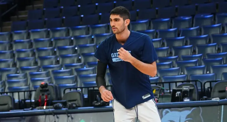 Santi Aldama vai em troca para o Mavericks