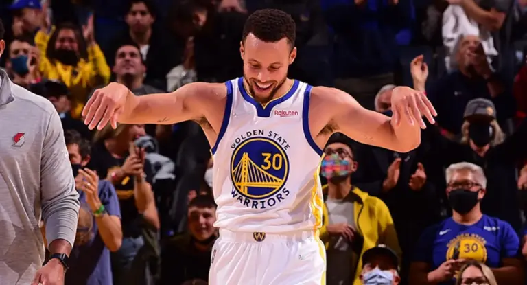 Segundo jornalista, Celtics negocia troca por Stephen Curry