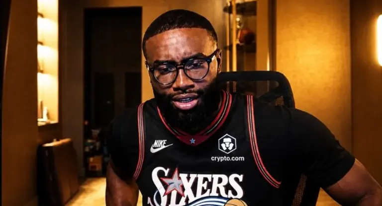 Em live, Jaylen Brown exalta LeBron James e alfineta Celtics