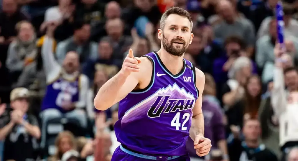 Kevin Love tenta "cavar" vaga com LeBron James no 76ers