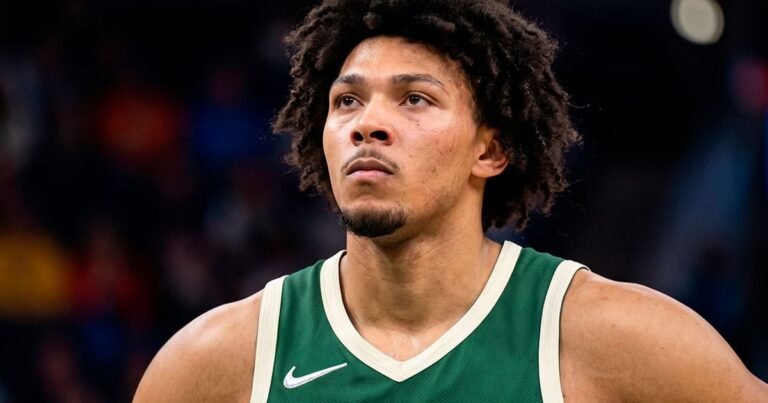 Lakers mira pivô reserva no Bucks
