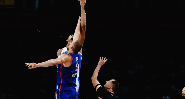 Nikola Jokic lidera Sérvia sobre França e Wembanyama
