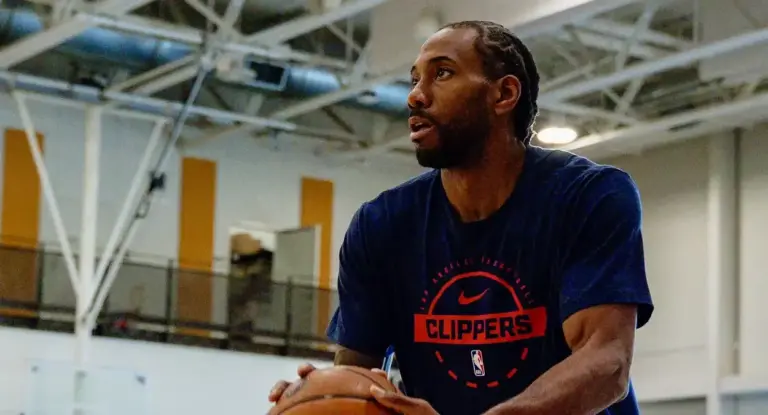 Por risco de punição, Raptors "atrasa" troca por Kawhi Leonard