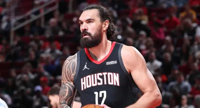Steven Adams se vê "mentor diferente" para jogadores do Rockets