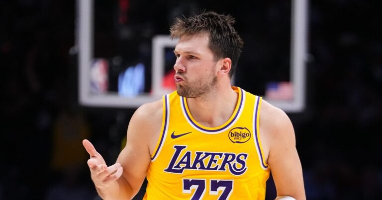 Doncic no livro oficial do Lakers: promessa de títulos