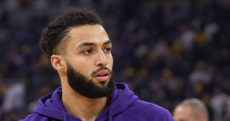 Lakers dispensa Anton Watson e assina dois armadores