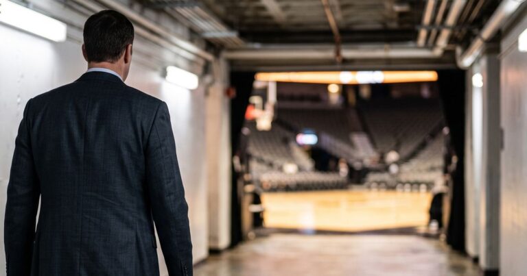 Tim Harris troca o clube pelo comando da UCLA