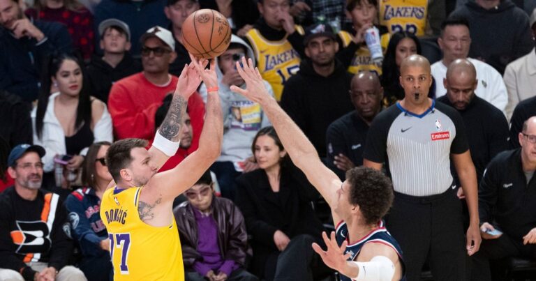 Brook Lopez, 38 anos, quase derruba o Lakers