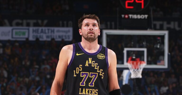Doncic acerta do meio da quadra no treino do Lakers