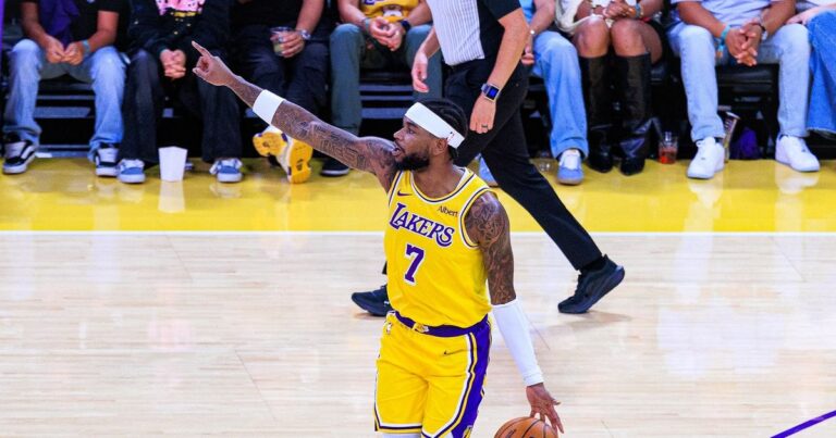 Hardy aperta Knecht na briga pela vaga no Lakers