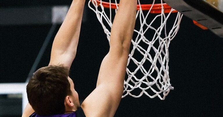 Kessler volta a treinar e quer jogar pelo Lakers